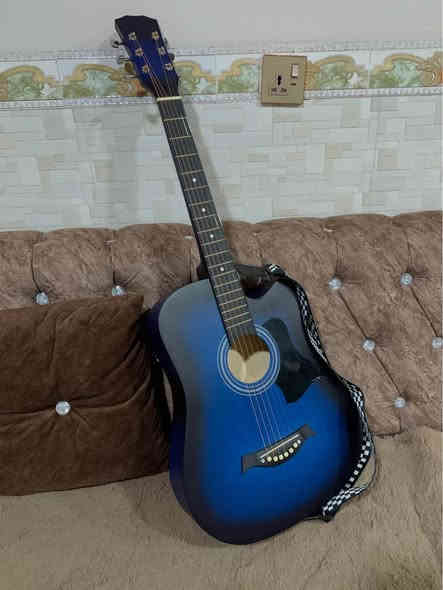 كيتار اوربي cutaway acoustic guitar
مع محلقاته (ريش عدد 3 مع حامل ريش ،مع قبضة الـCapo guitar  و اوتار اضافية عدد 6) 
للاستفسار 
واتساب ***********
اتصال ***********
العنوان روناكي قرب مسجد الملائكة كركوك
