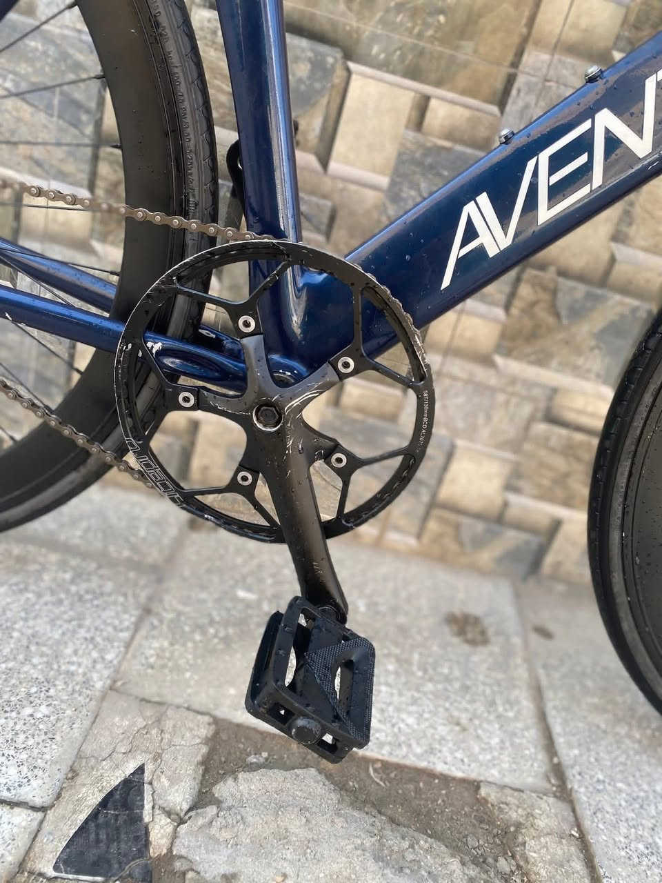 السلام عليكم🌹
للبيع فقط 

بايسكل فكسد 

ماركه AVENTON 🔵

لشه مضلعه

معدن فول المنيوم 

صينية 58 سن

خفيف جدا وسريع ✈

جاهز اي عطل مابي👍🏻#

حجم C700 /28
  
فريم عالي 54

السعر 300

العنوان :🏭
كمالية 
 
نعتذر عن المراوس🚲

الرقم للتواصل /***********
