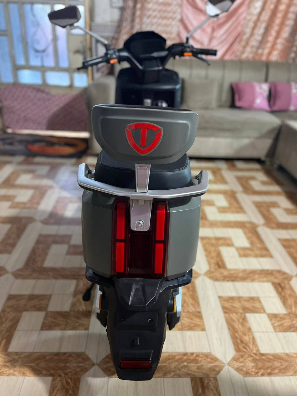 الدراجه اسمه وحش الكون ريان من شركة تالك العالميه بطاريات ليثيوم مغنيسيوم ٢٦امبير ٦٠ فولت اصلي عمره الافتراضي  ٤سنوات تمشيك ٦٠الى ٩٠ كيلو مستخدمه شهرين واي سوال عندك عن السرعه اشكد تمشي واي شي راسلني على الواتساب سعره (مليون)لشراي ورقمي  مستعجل على البيع وبيه مجال ***********٠
