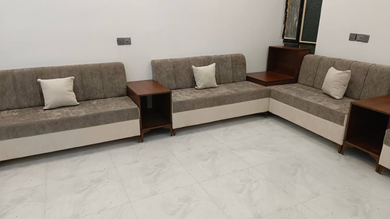 مودرن فخم – استلام مباشر من كربلاء ✨
الوصف:
التصميم: مودرن، درجة أولى، تفصيل حسب الطلب
الخشب: جام روسي بلاويد بلوك أسود
الإسفنج: ضغط عالي مريح
القماش: تركيا درجة أولى
السعر: المتر 80 
الاستلام: كربلاء – حي الحر
للتواصل: ***********
