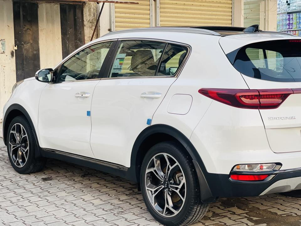 السلام عليكم 
كيا سبورتج خليجي موديل 2021 جيتي لاين
على فئه بل سبورتج ميحتاج اذكر مواصفاته
معروفه الجيتي لاين ماشيه 46السياره بسمي
رقم بغداد سنويه لغاية 2030سونار مع الصور 
شوف السياره وقتنع وخابر وبيك خير وتدلل 
السعر 225 بيها مجال حك الجيه رقم الهاتف 
***********
