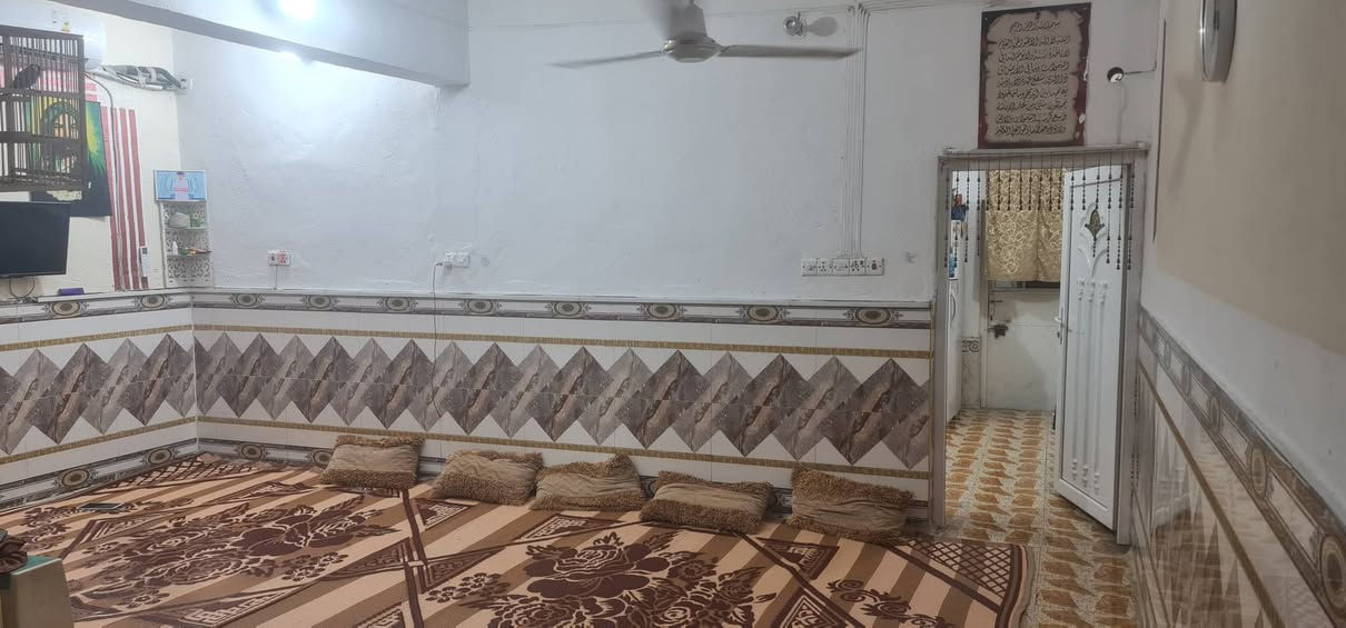 .بيت للبيع منطقة ابو رمانه خلف مركز الشرطه المساحه ١٣٠ قاطين الأرضي صحيات حمام خارجي وداخلي واستقبال ومطبخ وصاله وغرفه . والقاط الثاني ٣ غرف . السعر و الاستفسار الاتصال على هذا الرقم ***********
