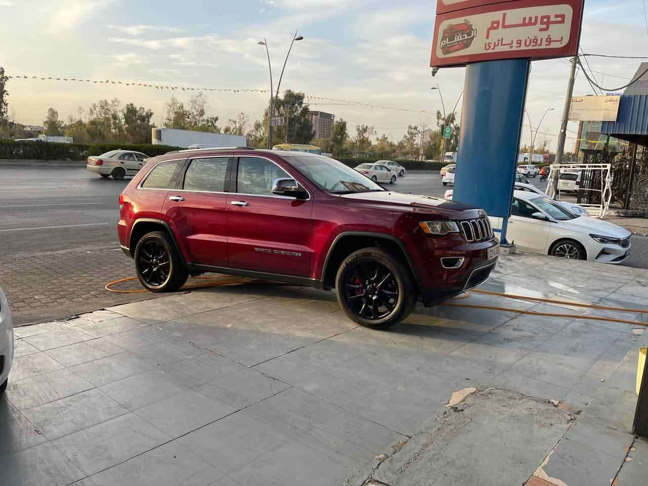 سلام عليكم 
جيب گراند شيروكي موديل ٢٠١٧ 
السيارة مواصفات كنديديه لمتد
داخل تبني 
سقف سلايت
 ندوق كهربائي 
4x4
ومواصفات اخره 
السياره ماشيه ٥٩ الف ميل
صياناتها كلها كامله من تنظيف غرفت احتراق وبلاكات محرك هيمي ٥.٧٠٠ RT
السيارة اب اسمي رقم جديد اربيل وهزه جديده 
  وفلاتر  وفيول بمب 
السيارة بدون صبغ وتبديل وبدون ايرباك   بس بي شبر  يم يدا صندوق بارد وإصبع  بل باب السكن الامامي
رقم الشاصي  1C4RJFBT1HC792796 
سعر السيارة ٢٦٥ 
مكان سياره أربيل  
رقم موبايل *********** أربيل, العراق
