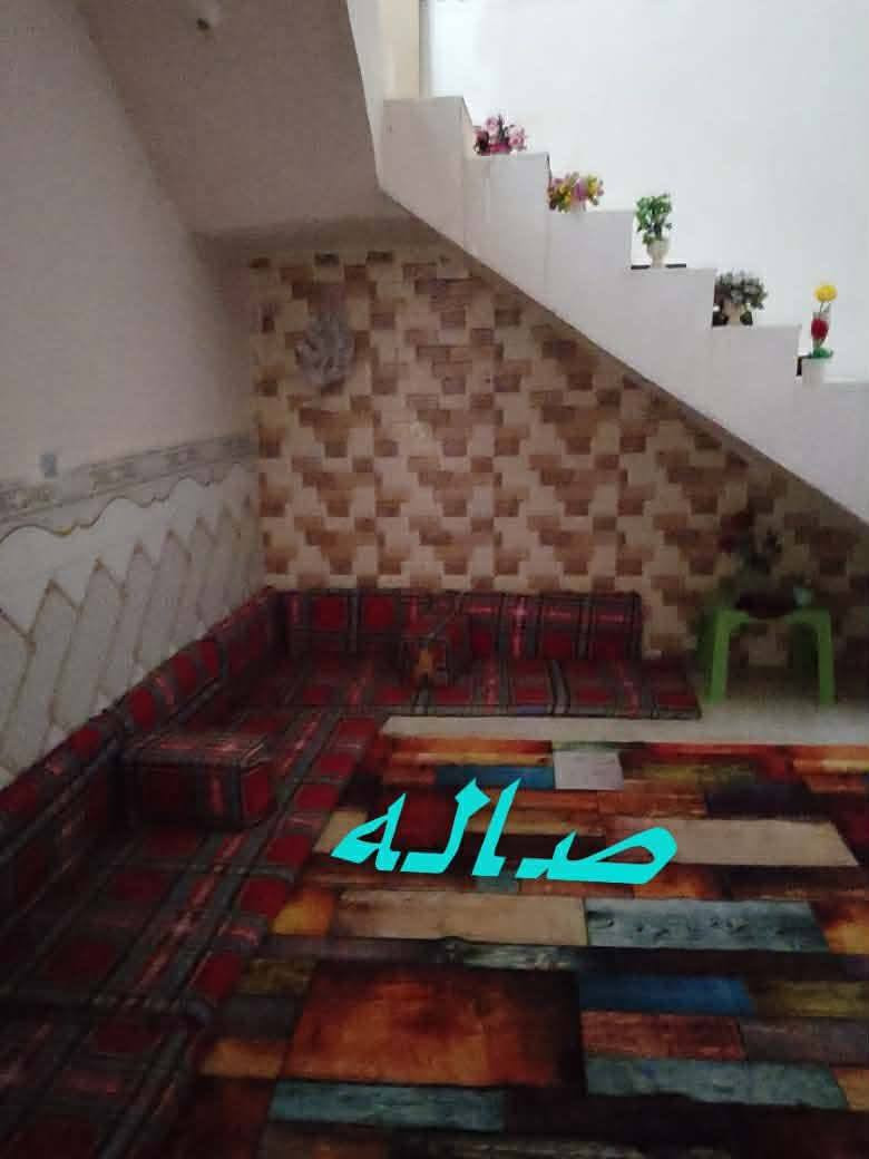 للبيع بيت بشارع النفط مساحه 130قريب على الشارع يتكون من غرفة وصالة ومطبخ وحمامات  وستقبال ارضيه سيراميك سقف صب بتلو خرسانه بناء حديث الشارع كامل ماء مجاري موقع بشارع صيدليه اور قرب اسواق العتابي ***********
