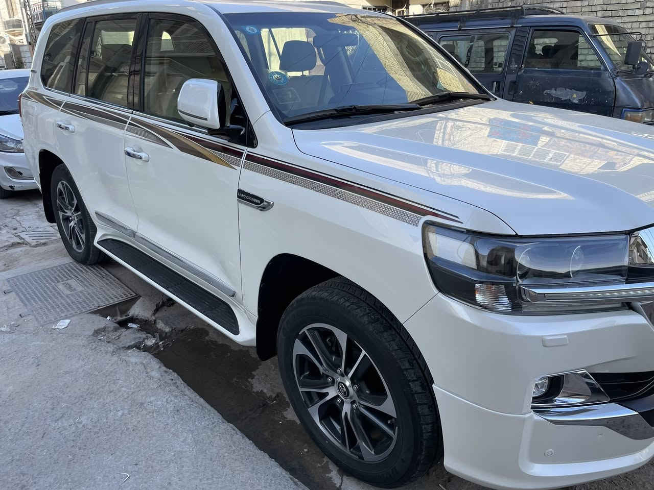 السلام عليكم
لاندكروز  2020 بريم اصلي رقم بغداد الجديد مكفولة من كلشي فقط شخط في الباب الخلفي الايمن  مسحوب PDR ومكحل على كد اصبع والصورة بالمنشور  السيارة فول مواصفات وجديدة ومعروفة مواصفات البريم ماشية 72  حقيقي  السعر 55$ وبيها مجال بسيط مكاني بغداد الدورة 
***********
***********
