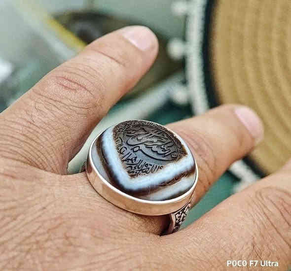 جمعة مباركة ..
جزع بقريطبيعي اصيل طبقات..

نقش في الوسط 
(بسم الله الرحمن الرحيم)

والداير ..
) ﴿وَإِن يَكَادُ الَّذِينَ كَفَرُوا لَيُزْلِقُونَكَ بِأَبْصَارِهِمْ لَمَّا سَمِعُوا الذِّكْرَ وَيَقُولُونَ إِنَّهُ لَمَجْنُونٌ﴾ )

بصياغة يدوية اصيلة عيار 925 

اكثر عن السعر راسلني عل الخاص لطفا 

أو الاتصال ***********

موجود واتساب عل هذا الرابط 

‏مراسلة احمد الربيعي الصائغ كهف الاحجار عبر واتساب. https://wa.me/message/OEI26QOEYZ7TO1
