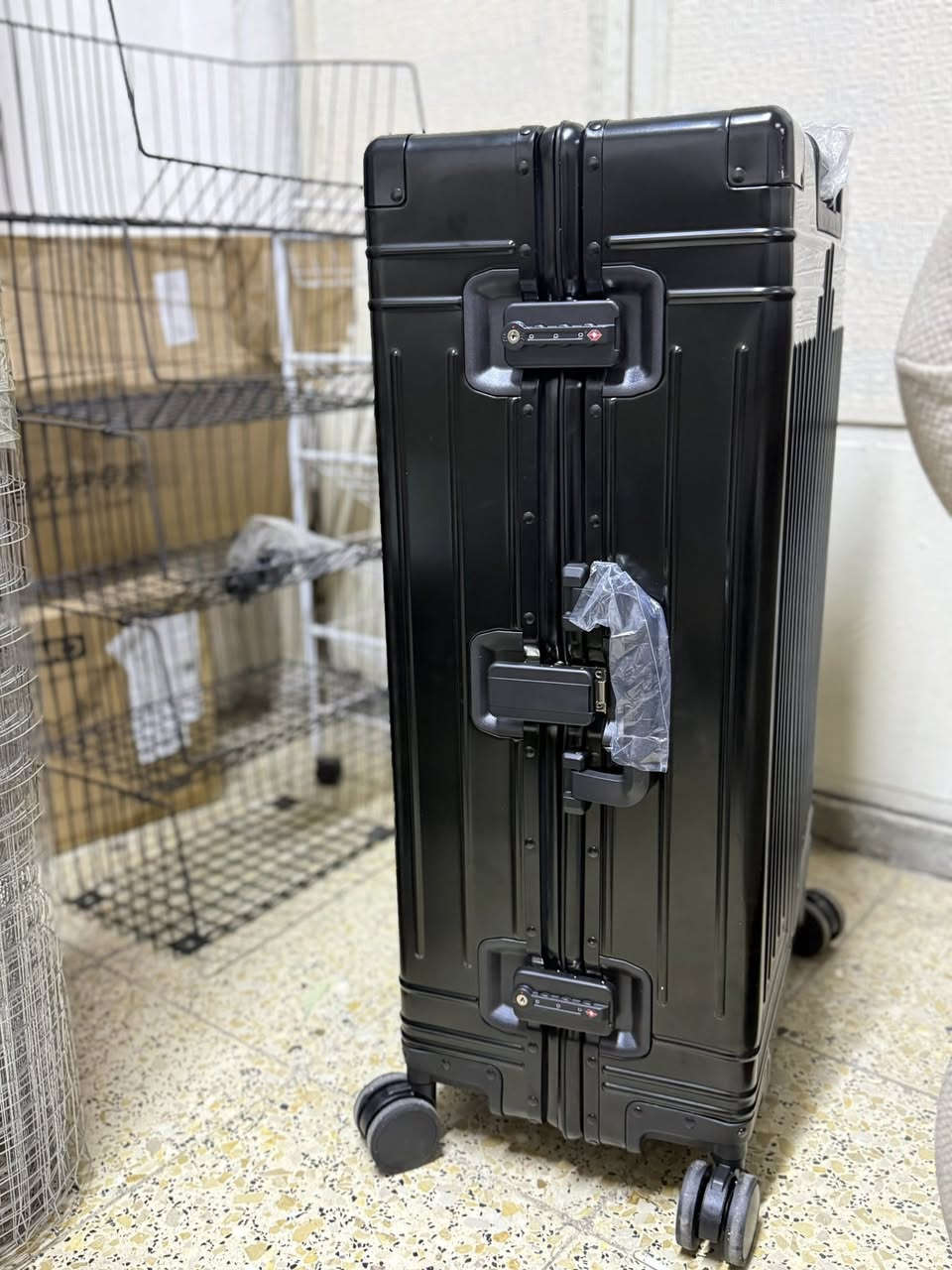 جنطة حديد بالكامل القياس الكبير الارتفاع 75cm في العرض 45 cm وزن ثقيل بيها مشكله القفل لي بالنص ما اعرف شلون ينقفل  الباقي طبيعي السعر 55 الف على الفحص المهتم يدخل خاص


**إذا كنت صاحب هذا الإعلان وتريد حذفه لأي سبب، رجاءا أرسل رسالة إلى الدعم الفني**