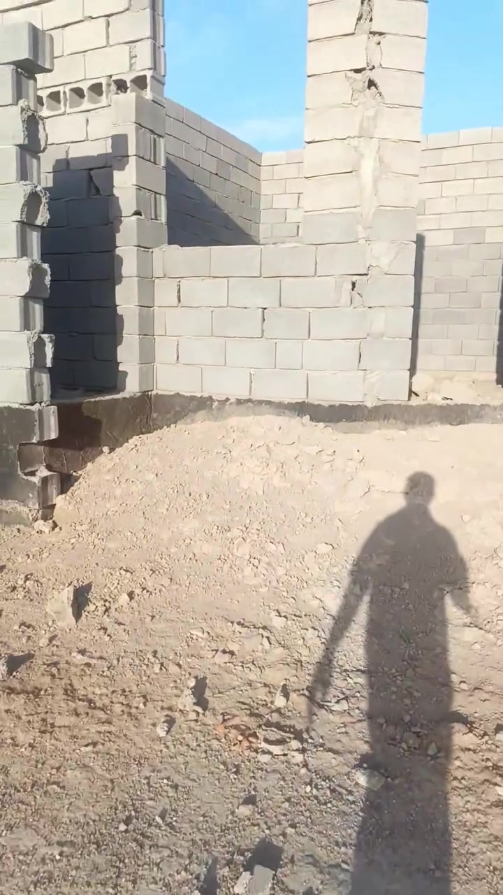 السلام عليكم يوجد هيكل زراعي المساحه 150 م   للبيع بالقرب من المستشفى خلف المعارض  يحتوي على غرفتين نوم وصاله استقبال ومطبخ وصحيات اساس صب كونكريت اللاستفسار الاتصال على الرقم ***********
