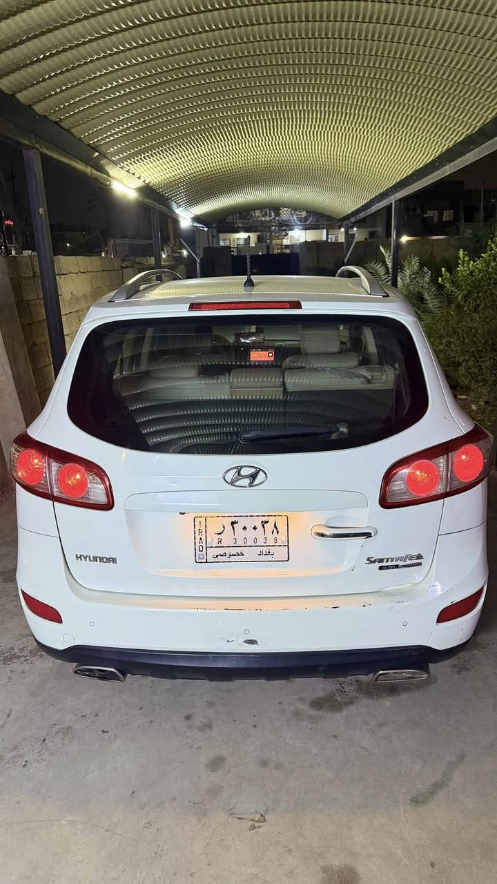 السلام عليكم
سنتافيه موديل 2010  خليجي v6  3.5
بيها جاملغ الأمامي الأيسر 
٧ راكب 
رقم بغداد بسمي 
بصمه 
كشن كهرباء  تدفئ تبريد 
٣ قطع تبريد 
بصمه أبواب 
شاشه 
مري شفط 
اشاير بالمرئ 
فتحه سقف 
السياره مال بيت وبالعافيه ع الياخذها 
العنوان بغداد المشتل 
هـ/ ***********
***********
