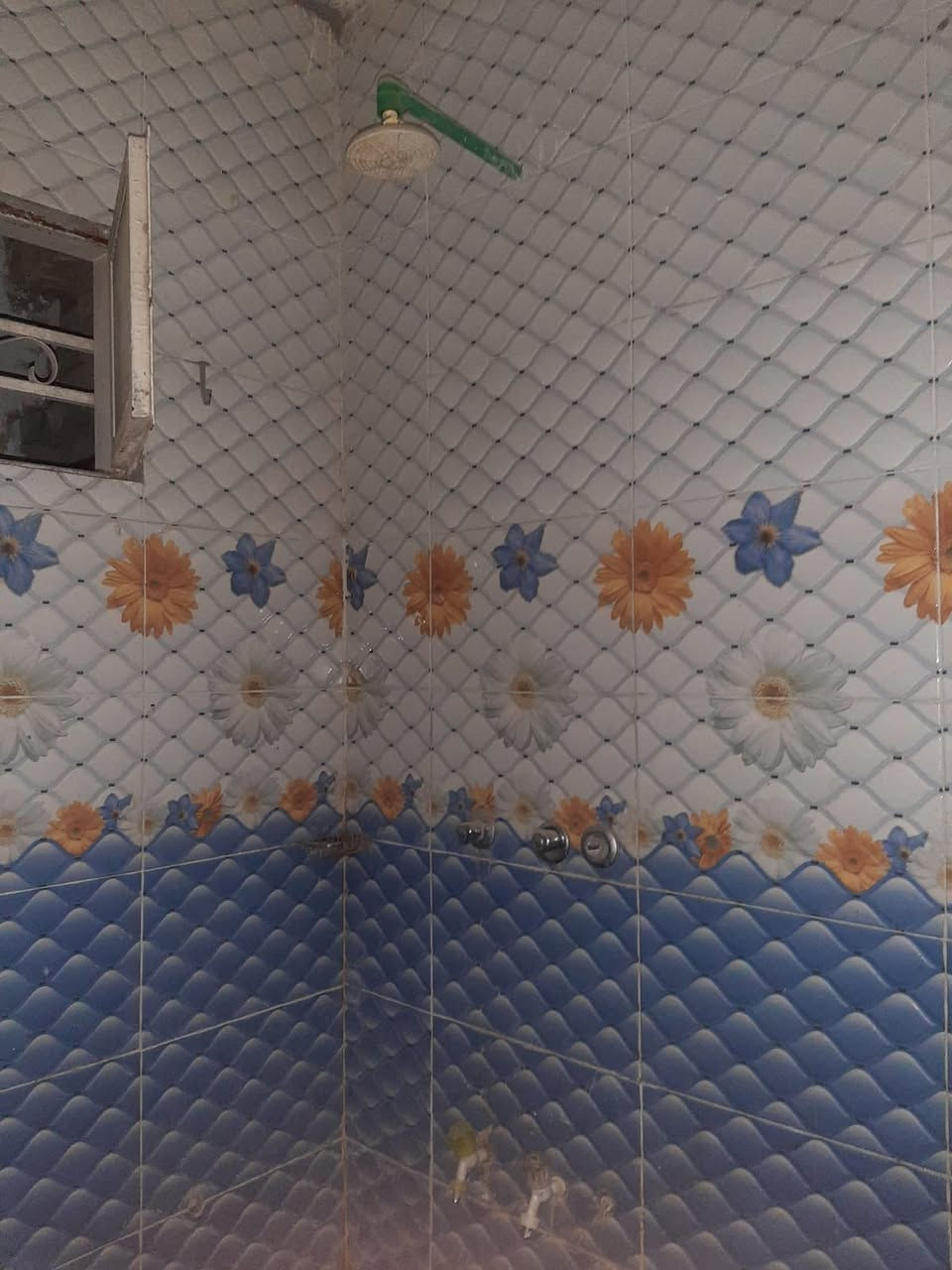 ١٠٠ متر 
طابو صرف 
بغداد شهداء النفط مقابيل ملعب دكسن شارع عريض 
كراج سياره و استقبال و مطبخ و صحيات حمام و تواليت منفصلات و غرفة نوم مناور ٢ 
سعر ٢٠٠ مليون 

***********
