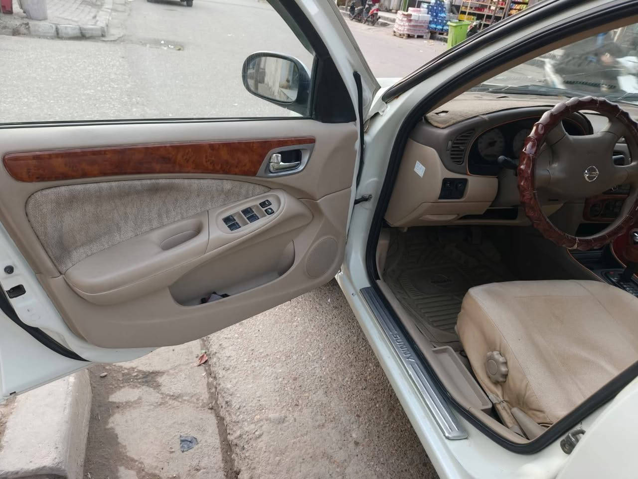 نيسان صني ياباني موديل ٢٠٠٦ محسن فول لمتتد يعني المواصفات البيها ب ٢٠١١ ماموجودة يدات نيكل الخارجية والداخلية حتى مصاطر البيبان نيكل داخل بيجي مطعم بصاجي انارة سقف وحافظة نظارات غرفتها على وضع الشركة سنتر لوك جام كهربائي ٤ بيبان حتى قفل الجنطة كهربائي ريمونت  محرك كير تبريد شرط حدادة جديد تخم تاير جديد اي نقص مابيها مكفوله من ظربه وصبغ  رقم بغداد مشروع وطني سياره موجوده بالعماره سعر 110 تصال ***********
