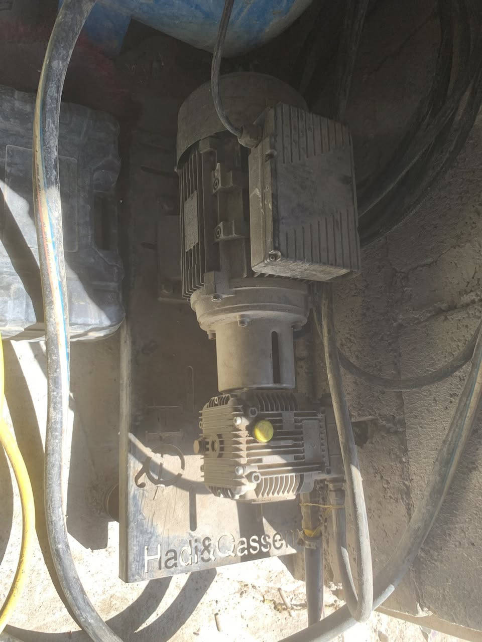 سلام عليكم  شباب ضاقطه مال عسل بانزين وعل كهرباه ماطور مال هوه لبيع بيه ملف محترك وبس رقم ***********
