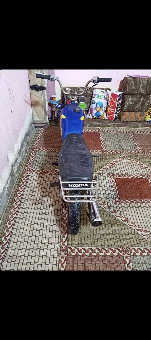 سلام عليكم دراجه ايراني ادوات مكفوله كفاله عامه موجود رقم شاصي وذا تريد اتاكتب وياك  دراجه معدل وشلعه مكينه خرسه دبلات جدد أمامي خلفي ... سعره ٢٥٠ وبيه مجال الشراي بكاني بصره ٥ ميل رقم ***********
