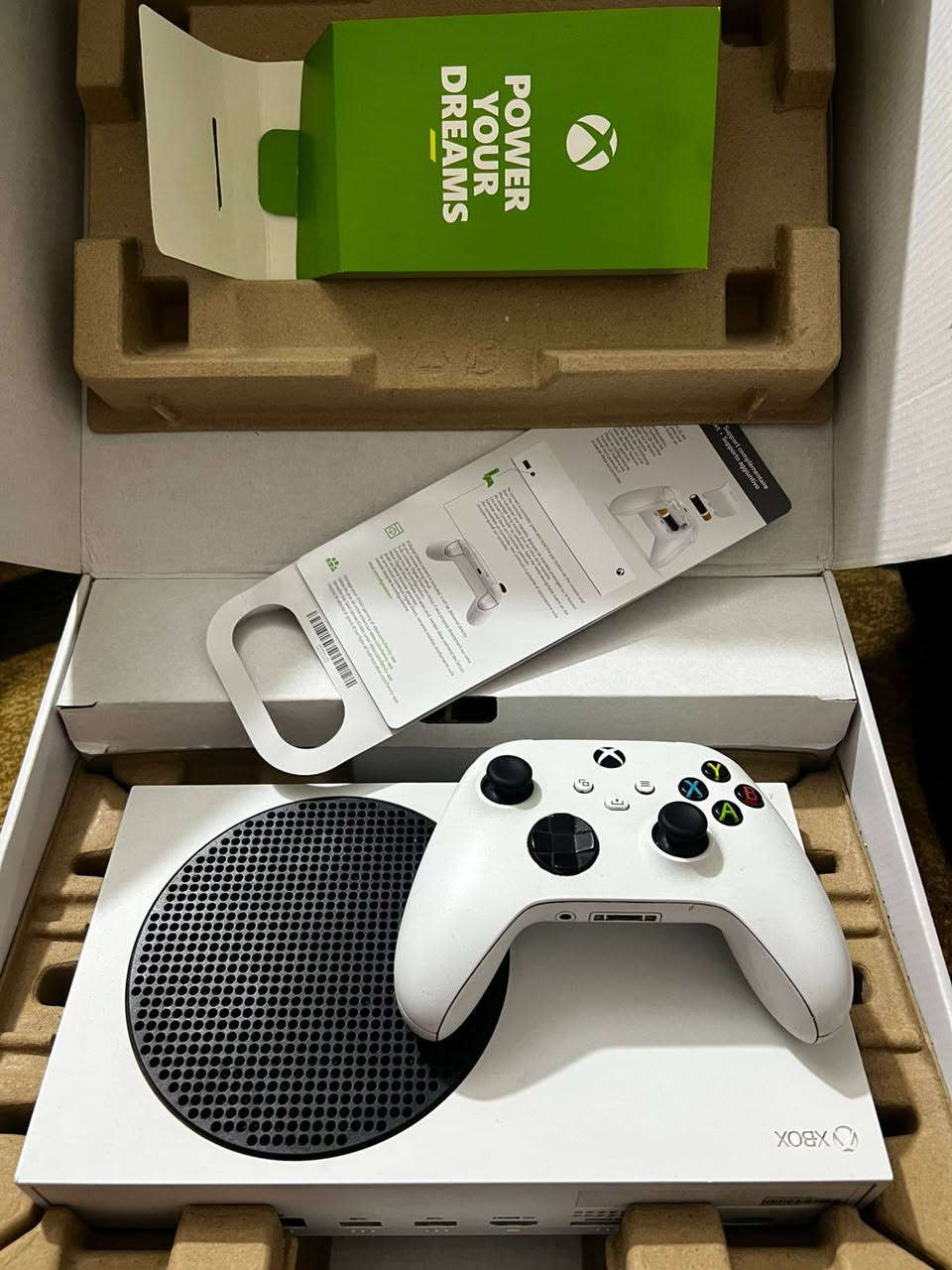 اكس بوكس سيريس اس للبيع 
ذاكرة 512
كامل ملحقات 
جوستك وحدة 
ملاحضة : كڤر البراغي الخلفي مشلوع لكن بدون فتح امانة الله ورسولة 
سعرة : 300 الف بي مجال بسيط *********** واتساب 
المكان نجف
