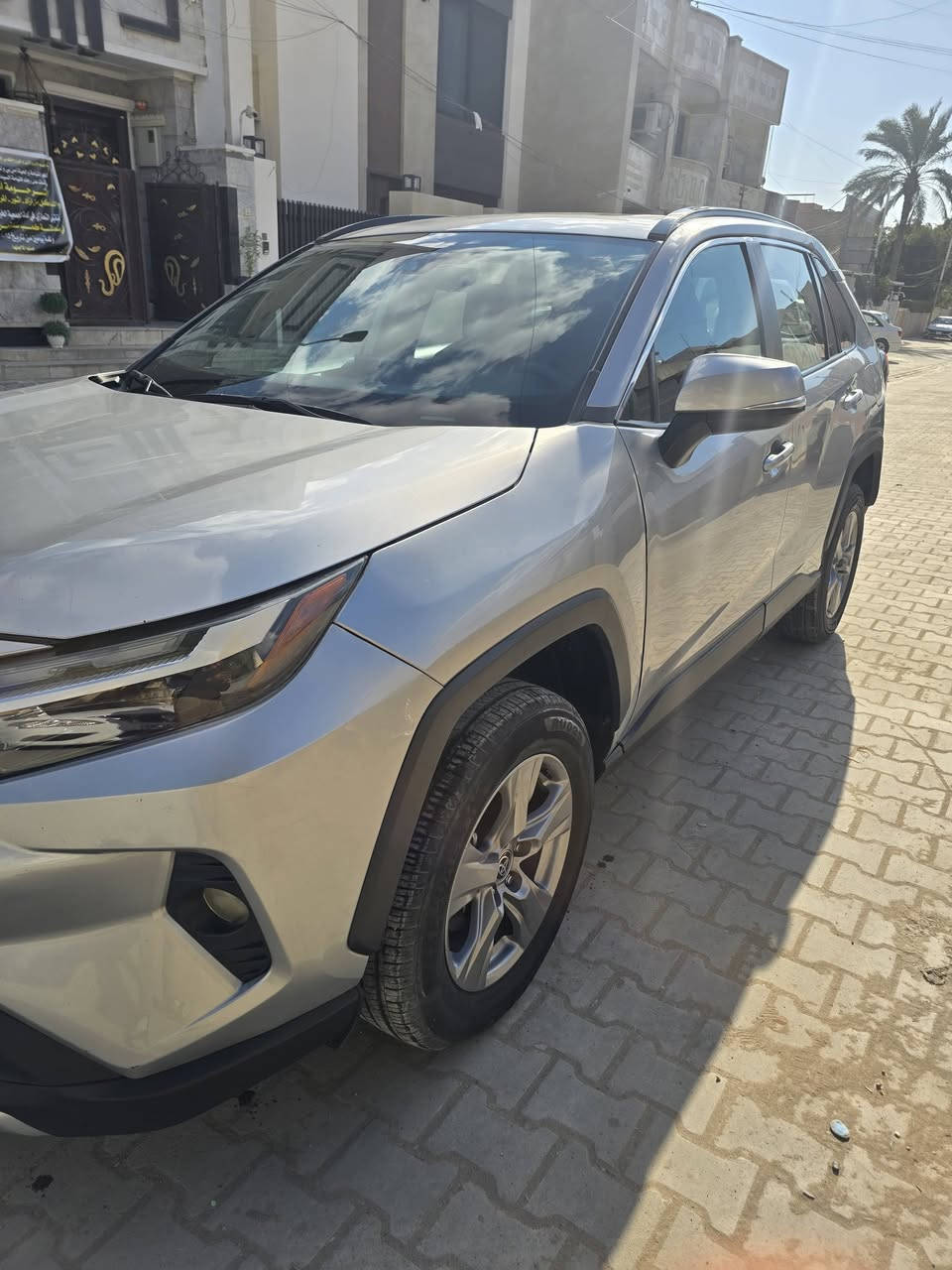 السلام عليكم للبيع راف فور وارد امريكي 2022 بانزين اصليه رقم بغداد لون اسمنتي او رصاصي السياره جديده وحلوه وحادثها موضح أمامكم بالصور السياره فول الفول xle بصمه فتحه كراسي كهرباء صندوق كهرباء فور ويل حساس خلفي امامي كامره خلفيه سايد بريك دكمه اوتو هولد قيادة ذاتيه وهواي مواصفات بعد السياره رايدها ب22 الف وبيها مجال للشراي للاستفسار الاتصال ***********
