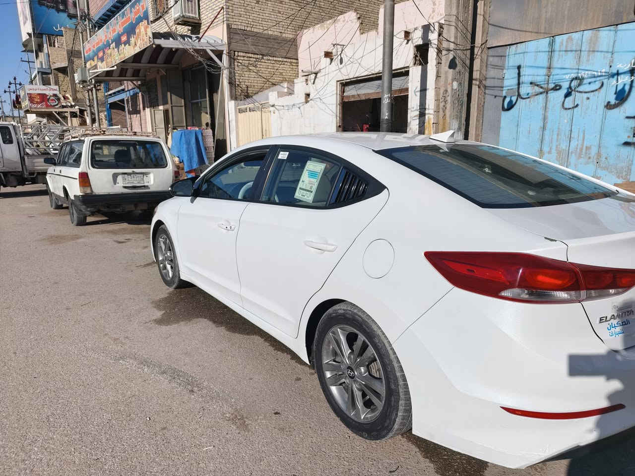 الانترا موديل 2017 وارد امريكي 
ضررها باب الصدر ومبدله نفس الون 
وبيه ربع القماره والبنيد رشات اثر تقشير 
رقم اربيل الماني
محرك 2000 دوش 
بصمة +ترحيب رادر مري تحكم ستيرن مانع انزلاق
هيتر كشنات داخل بيجي شاشة كبيره تدعم الكاربلي
تبريد منفصل ثلاث وضعيات قيادة للبيع او المراوس حسب القناعه السعر 116 
***********
