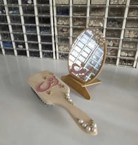 شغل يد • مشط • مراية صغيرة