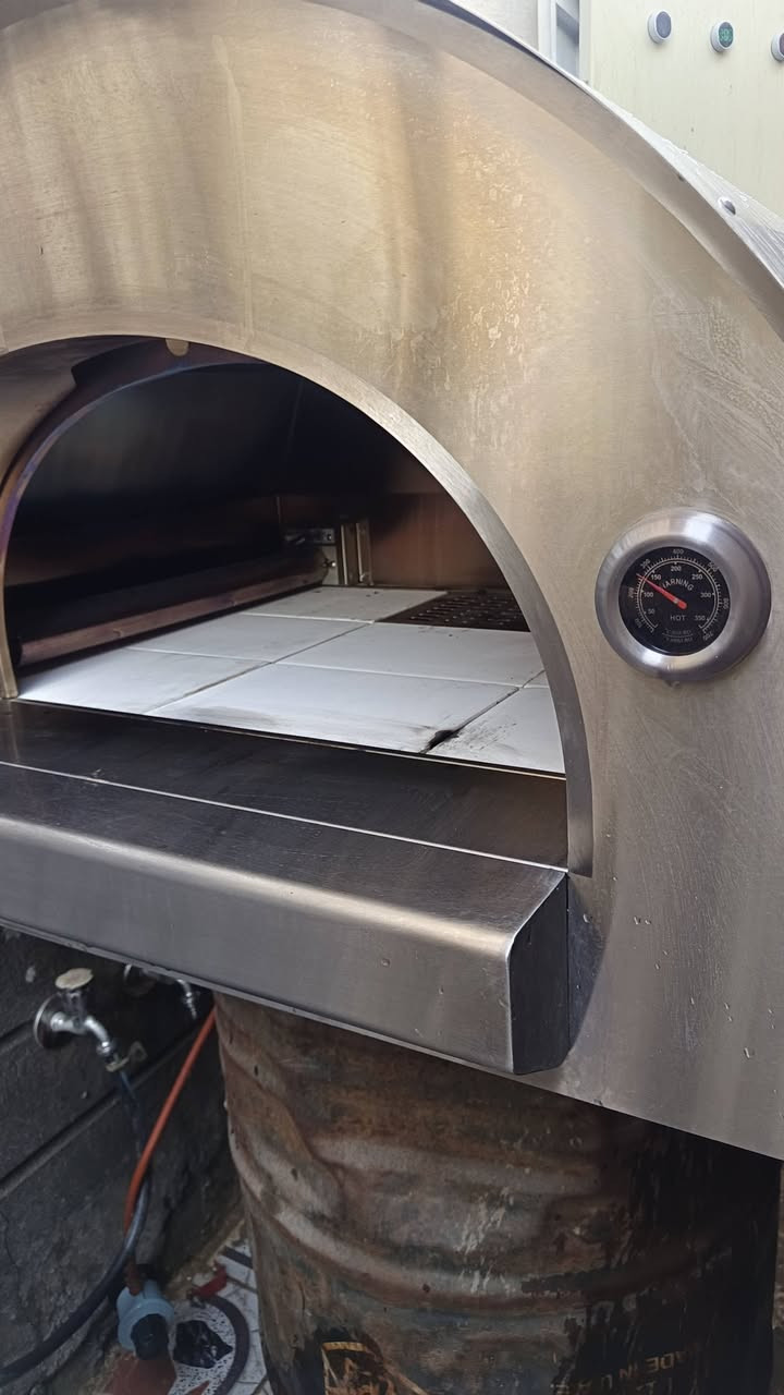 فرن بيتزا ايطالي ديسكتوب للبيع
رن ستانلس ستيل موديل ايطالي  مرات ،نظافة 100% مثل ما موضح ، 
الحرارة يوصل 650 سليزي خلال 10 دقايق 
يشتغل بالفحم و الغاز و بيه مكان خاص يتخلى بيه الفحم .
ابعاد الفرن 101*91+71
للاستعلام عن السعر يرجى التواصل واتساب حصرا 
***********
مكاني الحلة
