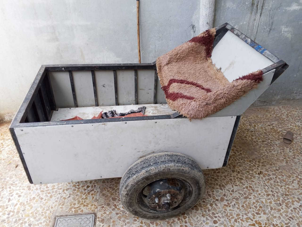 السلام عليكم اخوان عربانه للبيع مفصله جديد و شغله ثكيل ومرتب وزوج تايرات جدد مال كيا حمل خلفي 
عنوان موصل ايسر حي الانتصار شارع ستين 
***********هذا رقم بي واتساب
