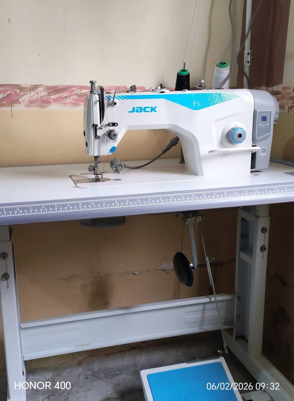 السلام عليكم 
مكينه صناعية مستعمله اشجم يوم بعدها جديده
   بعدها بدهن الشركة

للبيع 

الشراي يتصل ***********
السعر 425 وبيها مجال للشراي
