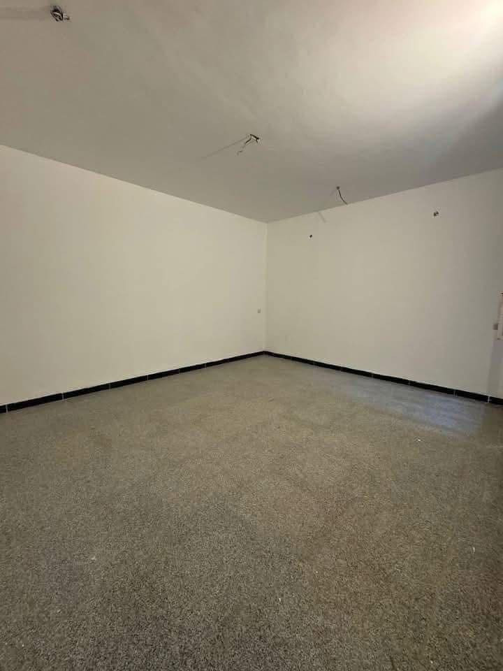 #للايجار____في____السيدية
بيت مساحة 150 متر مميز ومرتب ✨
يحتوي على:
▪️ أربع غرف نوم
▪️ صالة واسعة
▪️ مطبخ
▪️ خدمات صحية
▪️ كراج خلف العقار 🚗

💰 بدل الإيجار: مليون وربع

📞 للاستفسار: ***********
📍 مكتب الفهد الهندسي – مقابل لحوم جويلي
