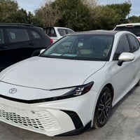 كامري XLE • هايبرد • ١٠٠٠٠ كم