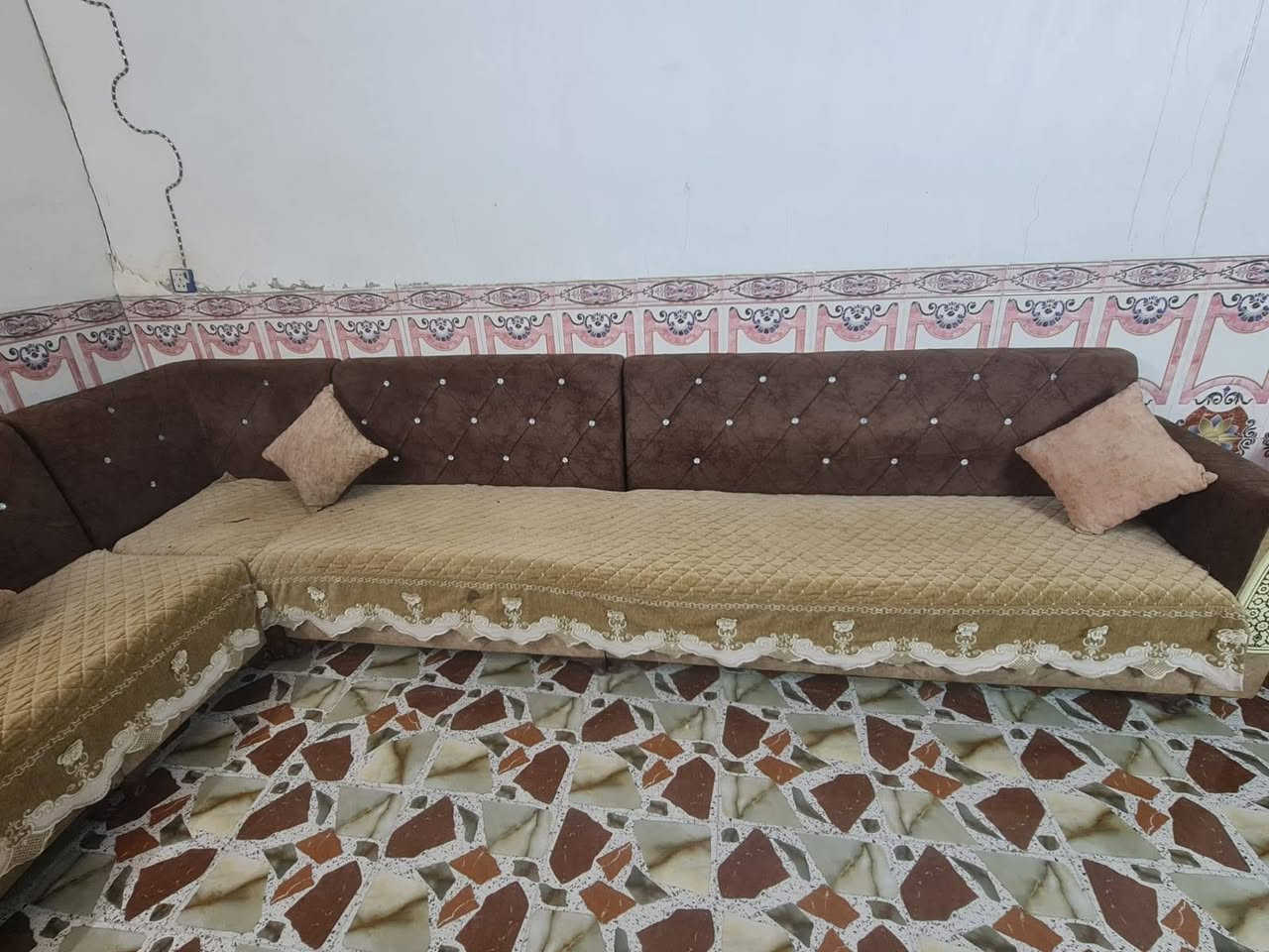 ديوان للبيع 10مقاعد ما بي اي ضرر تسكام سعر 225وابي مجال العنوان نجف البراكيه يوجد توصيل داخل النجف بكروه السفسار ***********
