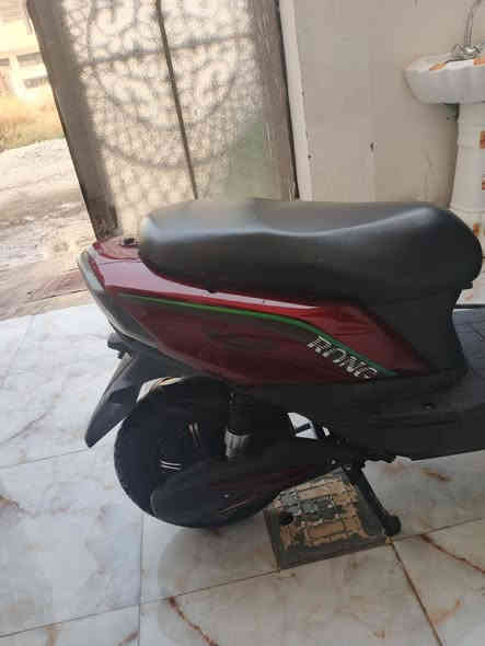 دراجة شحن مستعمل نظيفة ما ماشية هواي
رايدها بـ 500 الف

سرعتها 65  ملفها 1500 بيها 6بطاريات تمشي 45 كيلو 

للتواصل وياي ***********
