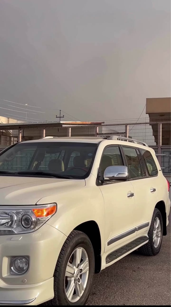 تۆیۆتا لاند کروزر (وەنەوشە) 2015 GXR فول مواسەفات شەش پستۆن سلاید ، سلاجە ، لایت زینۆن ، سێ مقعد و تەبرید مرکزی ، چاملغ و کەمێک دەعامی بۆیاخە بستەک سنوقی تعدیل و ڕسمی سۆنەرەکەم دانایە و گێڕ و مەکینە و هەمووشته بە شەرت 98 هەزار ڕۆیشتوە و نرخی 400$ ە . 
*********** أربيل, العراق
