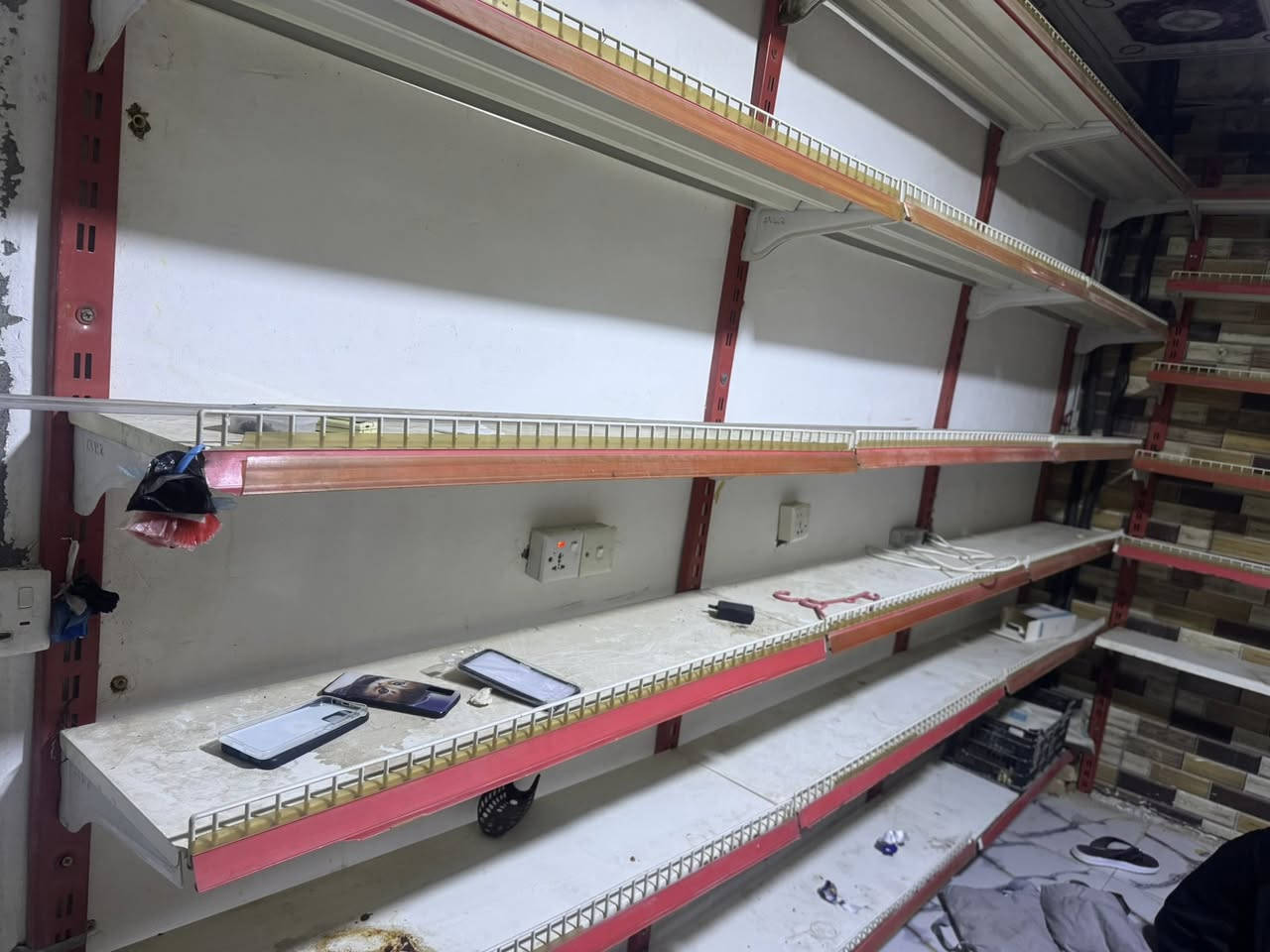 للبيع رفوف تركي اصلي مع فاترينات تزكام اصلي
‭0775 789 7180‬
