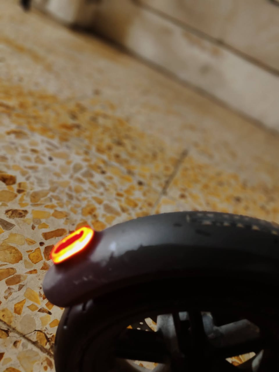 سلام عليكم سكوتر شاومي للبيع نسخة Electric سعره 200 الف
المواصفات 
شاشة LED
يربط على الهاتف في تطبيق شاومي هوم
جرص
معاه شاحنته الأصلية
لايت امامي خلفي
كسارات لون وردي هدية
بنجر تاير الخلفي
مكاني بغداد  
***********
