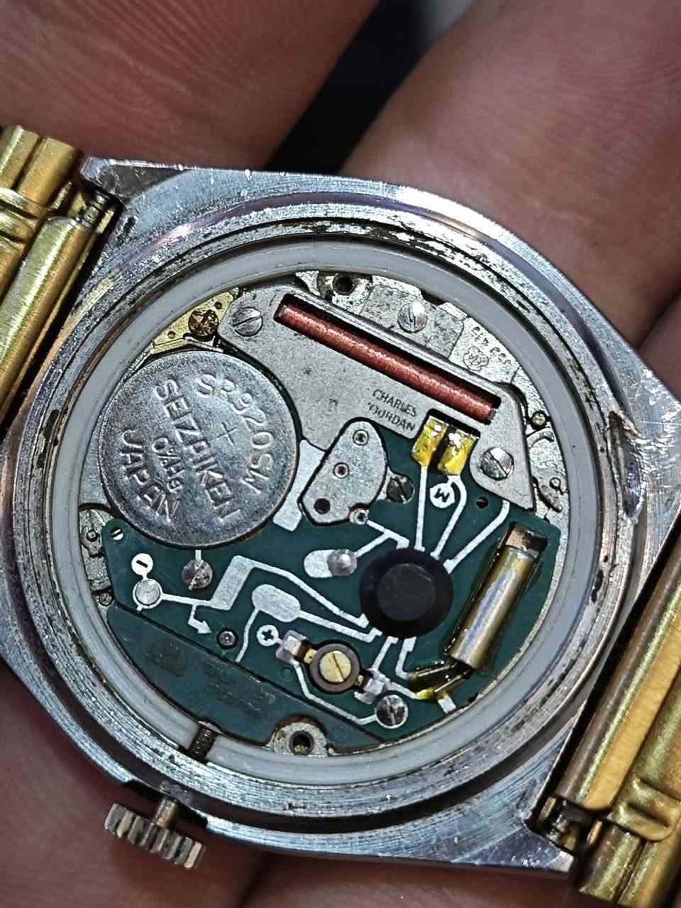 السلام عليكم
🇨🇭ساعة تشارلز جوردن 
سويسري اصلي
إنتاج قديم 
استيراد الأجهزة الدقيقة 
قطر 36
شغاله 
تاريخ شغال 
نظافة 100/100
سير مستبدل 
مينة نظيفة 
السعر 60 الف وبيها مجال للشراي 
للتواصل واتساب أو الاتصال 
***********
