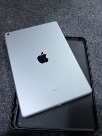 ايباد ٩ للبيع جهاز نضيف لا مبدل شي ولا مفتوح كفاله  شرق اوسط بس غراضه ...