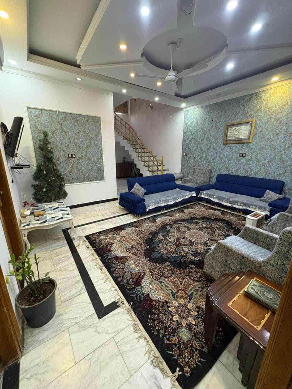 السلام عليكم ورحمة الله وبركاته 
 بيت للبيع  مساحه 240 م  طابو زراعي عراقي 100/100 
 البيت متكون من طابقين 
الطابق الأول  بناء طابوق يحتوي على غرفة +صاله+مطبخ+وغرفه استقبال + كراج  
الطابق الثاني  بناء ثرمستون متكون من غرفتين+صحيات. 
العنوان  ابو الخصيب منطقه أبو الجوزي 
 يبعد البيت عن الشارع السايدين 50متر السعر 250  مليون  للاستفسار *********** البصرة, العراق
