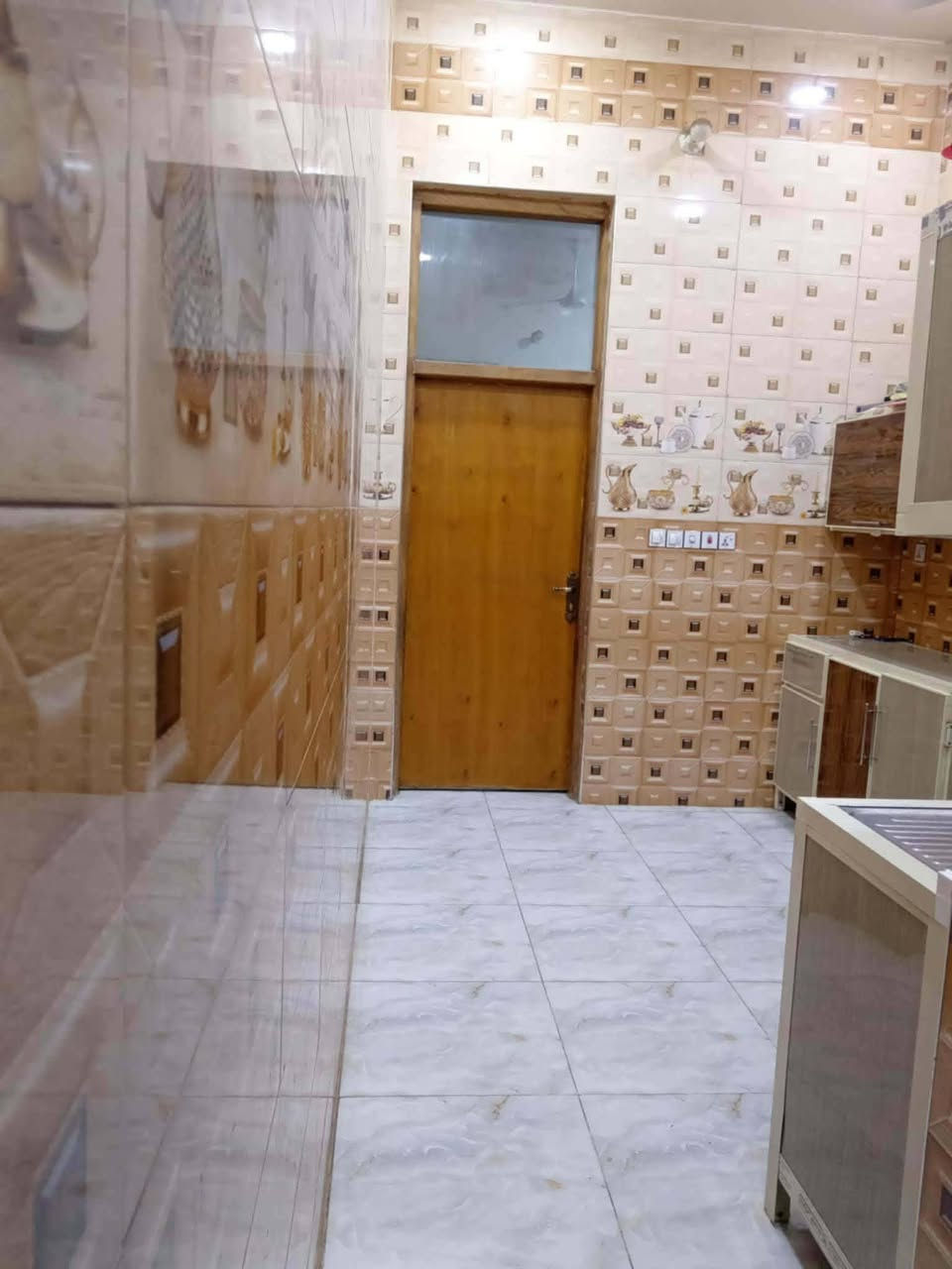 بيت للبيع جديد بناء 2021 وكله درجه اولى مع  مساحته ١٠٠ الواجهه ٥والنزال ٢٠ يتكون من طابقين الطابق الأول استقبال الطول ٥ والعرض ٣ 
المطبخ الطول ٣ ويحتوي على منور الطول متر ونص والعرض متر
وصاله الطول ٦والعرض ٤ونص (مجمع الصاله:درج دور مرمر وصحيات ومنور)
الغرفه ٤ونص والعرض٤
والطابق الثاني يتكون من صاله وغرفه وصحيات 
والبيت يحتوي على صحيات خارجيه ويتكون من سطحين وارتفاع داخل البيت٣ أمتار و٨٠
*البيت كامل كهرباء ومولده ومجاري مع الضمان وبالحقيقه البيت احلى من الصور*
للاستفسار الاتصال على الرقم ***********
العنوان حي الزيتون عالشارع العام خلف صيدلية القند ومخبز النخيل
