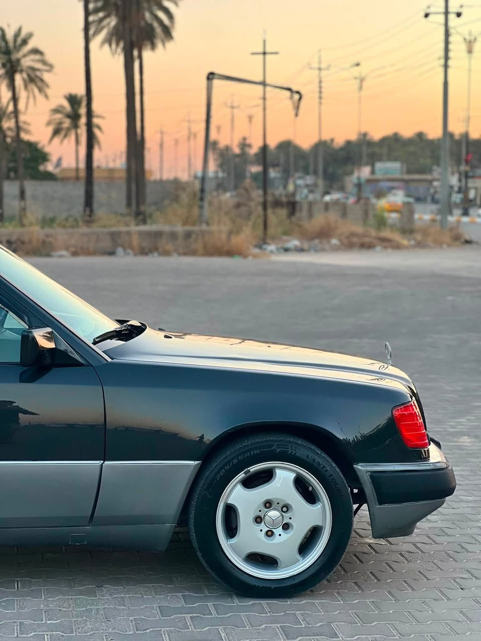 السلام عليكم
مارسدس دب للبيع السعر 70 وبي مجال 
موديل 1990 بدون ضربه صبغ عام جماليه 
تبريد ثلج تدفئه شغال 
كير ومكينه 3000 VVTشرط 200
دواخل نظيف مثلما موضح بالصور 
السياره بالواقع احلى من الصور نصبتها حلوه 
سياره سقف سلايت ABS فول 
شرطالتحويل مكان السياره ديالى خانقين 
للاستفسار : ***********
