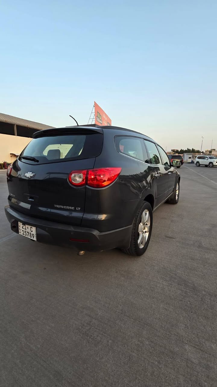 آلسلام عليكم شيفروليه ترافرس LT موديل 2009
كفاله عامه  بيها فقط مكانين بارد
وارد خليجي داخل بيجي كشن كهربائي 7 راكب تبريد ثلاث قطع خير من الله ثلج تدفئه شغاله محرك 6 سلندر 3.6 كامره خلفيه حساسات شاشه اصلي تشغيل عن بعد فتحه بانوراما صندوق كهربائي
لايت زنون شاشه وسطيه DVD شغاله مع شاشه الاماميه كشنات تدفئه هوك خلفي حساسات خلفي شاشه جبيره سماعه دمام 
 سنويه جديده ورقم جديد تحويل وكاله حاضر هزه جديده سنويه نافذه لسنه 2030 سياره جديده بمعنه كلمه ماشيه 198 الف كيلو متر حقيقي مكينه وكير وحداديه كلهن بشرط كارتون مكان السياره البصره 
     السعر 105 وبيها مجال للطيبين
 ***********
