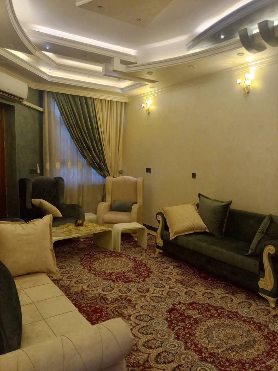 #دار_للايــجــار📍 الموقع: الديوانية – خلف مطعم حياوي
مقابل المحكمة الجديدة

✨ الدار مؤثث بالكامل وجاهز للسكن

📐 المساحة: 400 متر

🔹 تفاصيل الدار:

 • غرفتين نوم
 • صالة
 • مطبخ
 • غرفة استقبال (ضيوف)
 • صحيات داخلية وخارجية
 • حديقة
 • طارمة
 • كراج سيارة
 • صالة في الطابق العلوي

🪑 الأثاث والتجهيزات:

 • غرفة نوم خشب كاملة
 • تخم صالة
 • تخم استقبال
 • كاونتر مطبخ
 • طباخ
 • غسالة ملابس
 • ميز طعام
 • 4 سبالت (مكيفات)
 • غسالة صحون
 • مراوح سقفية

✅ البيت جاهز بالكامل للسكن

🔺#للاستفسار مراسله واتساب ع الرقم التالي 
 
اثير 📲

***********
            
او زيارة مكتبنا

🔺العنوان:- حي الجامعة شارع عشرين مكتب وليد للعقار
