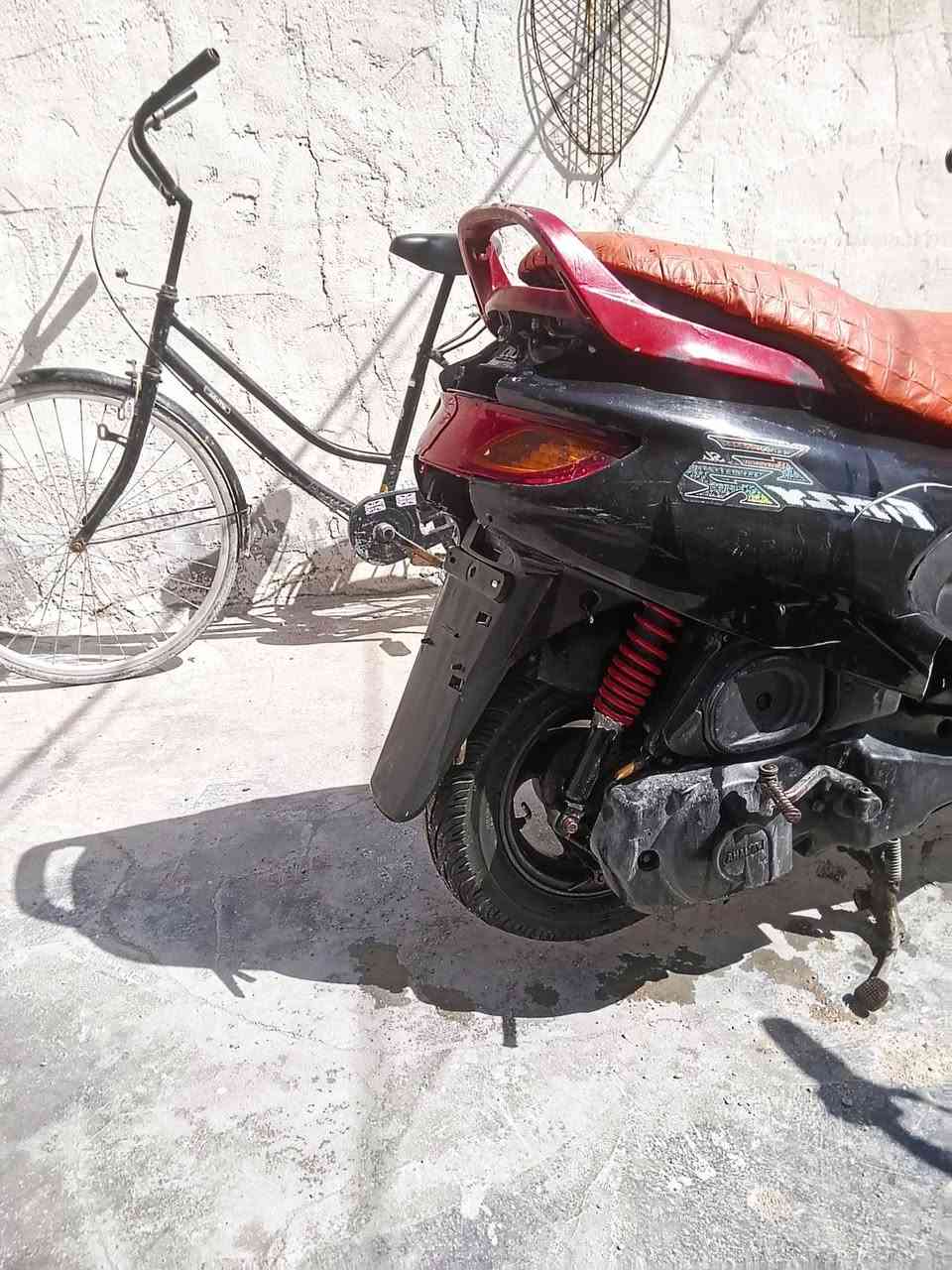 السلام عليكم دراجه ماكس للبيع ودراجه فراشه للبيع كل شيء شغال بيها ما بيهن شيء الفراشه راد لها بس كفرات ماكس حربيه كل شيء شغال بها الماكس حلوه الماكس فراشه كل شيء شغال بيها الالوان بصره زبير هذا رقمي على الواتساب ***********
