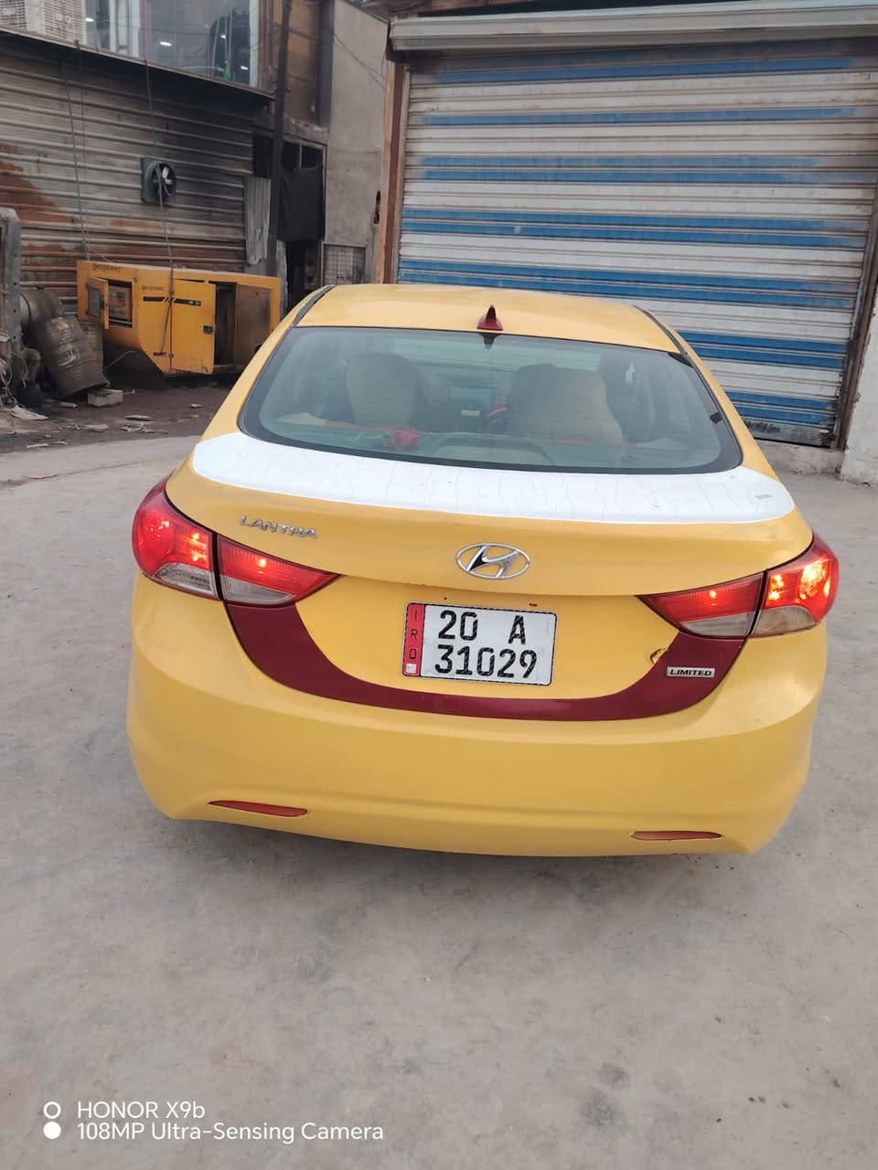 السلام عليكم ورحمة الله اخوان.
النترا مضلع موديل 2013 وارد امريكي .  رقمها ديالى انكليزي كير ومكينة خير من الله حدادة وتخم ٨٠٪ سيارة نضيفة ومال بيت شاهد الله متشتغل بشارع دواخلها نضيفه وحلوة نصبتها حلوة سيارة جاهزة ومايعوزها مصرف هاي صورها وسونارها هم موجود شرط التحويل سيارة باسمنا  رايدها ب 89 ورقة وبي مجال للشراي تعال كلبها وافحصها عجبتك انشالله مانختلف بلسعر . العنوان بغداد النهروان قرب مركز شرطة النهروان
*********** هذا رقمي وبي واتساب هم للماعندة رصيد
