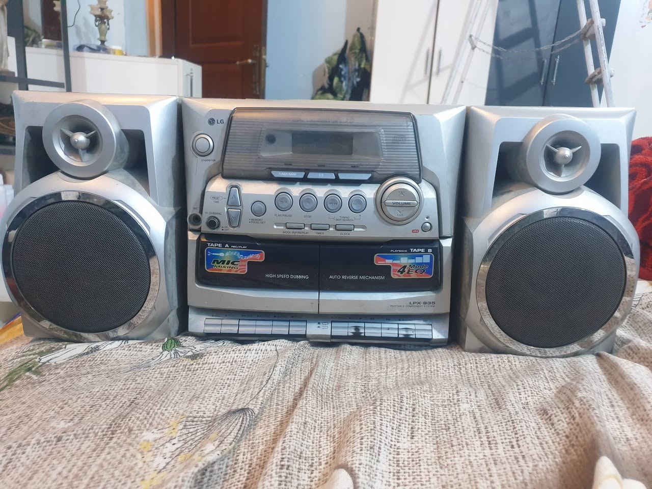 مسجل ال جي يحتوي نظيف جداً 
دبل كاسيت ويشغل فرص اوديو مع راديو 
متروك لفترة طويلة يحتاج فتح وتنظيف واعادة تشغيلة .. سعرة 75 الف وبيه مجال

عنواني بغداد / الحرية


**إذا كنت صاحب هذا الإعلان وتريد حذفه لأي سبب، رجاءا أرسل رسالة إلى الدعم الفني**