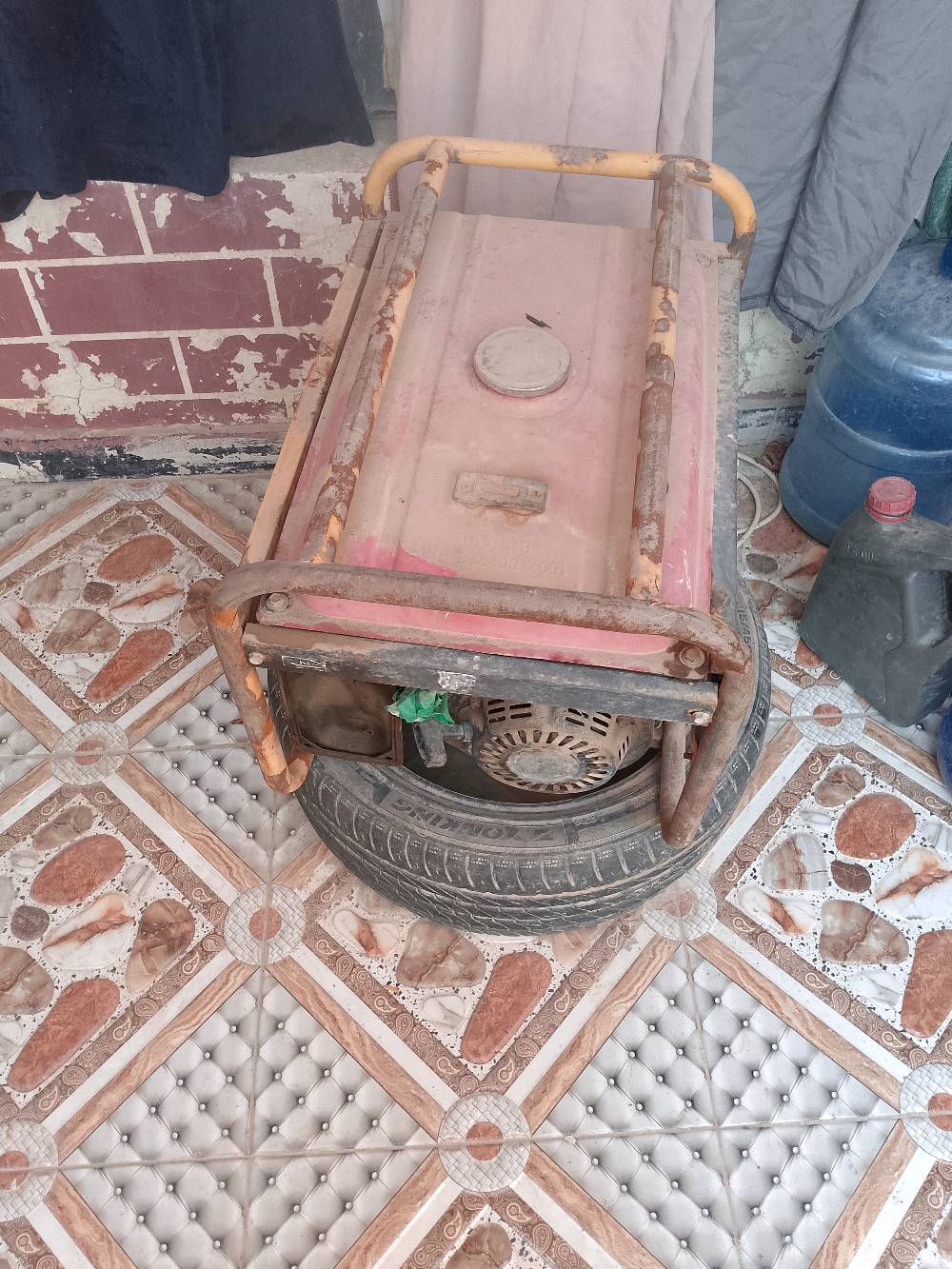 هبهب _حي العسكري مولد كهرباء يعمل بالبنزين، ماركة ASTRA KOREA. تصميمه قوي ومتين، مثالي لتزويد الطاقة في المناطق النائية أو عند انقطاع الكهرباء. يحتاج إلى تنظيف وصيانة بسيطة ليعود لكفاءته الأصلية. متوفر بسعر مغري لمحبي الصفقات الجيدة.
