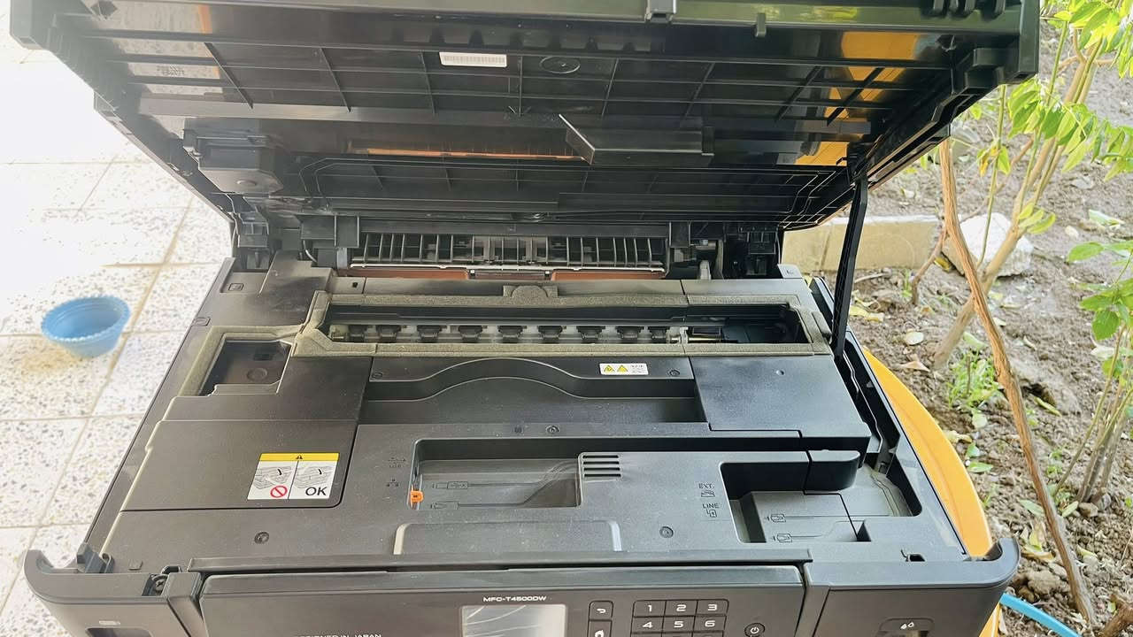 سلام عليكم طابعة brother للبيع غنية عن المواصفات ستعمال قليل ستعمال بيت جبتها فترة السادس وبس مواصفاتها 

• الوظائف: طباعة، نسخ (Copy)، مسح ضوئي (Scan)، وفاكس.
• حجم الورق: تدعم الطباعة والمسح الضوئي حتى حجم A3.
• نظام الحبر: نظام خزان الحبر المدمج (قابل لإعادة التعبئة بسهولة واقتصادي جداً في استهلاك الحبر).
• السرعة: تصل سرعة الطباعة إلى 22 صفحة في الدقيقة (أسود) و20 صفحة في الدقيقة (ملون).
• الدقة: دقة طباعة عالية تصل إلى \bm{1200 \times 4800} نقطة في البوصة.
• التوصيل: تدعم الاتصال اللاسلكي (Wi-Fi)، والشبكة السلكية (Ethernet)، والطباعة المباشرة من الموبايل أو عبر USB.
• المميزات الإضافية:
• طباعة تلقائية على الوجهين (Auto Duplex) حتى حجم A3.
• درج ورق رئيسي يتسع لـ 250 ورقة مع درج خلفي متعدد الأغراض (100 ورقة).
• شاشة لمس ملونة بحجم 2.7 بوصة للتحكم السهل.
• مغذي تلقائي للمستندات (ADF) بسعة 50 ورقة
قيم بلي يرضي الله وتدلل 
مكاني ديالى بعقوبة متوفر توصيل 
اتصال ‭0770 336 4893‬
وتساب ***********
