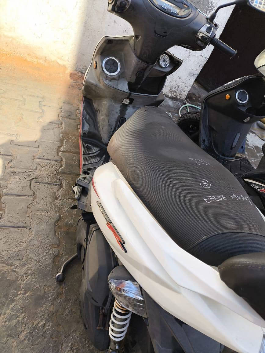 سلام عليكم GTR للبيع دراجة كاملة مابيها اي نقص نوزل بانزين محسن كفرات اصلية كلها ختم شوفة عينكم بالصورة كما هي بالواقع السعر 1250 وبيها مجال العنوان بغداد الحربة للاستفسار اكثر  *********** واتساب ورصيد متوفر
