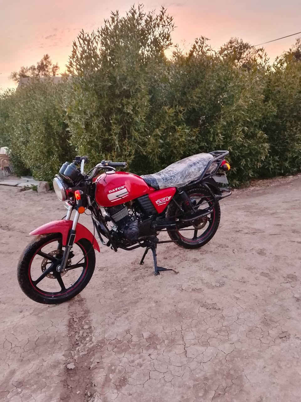 السلام عليكم دايون البيع موديل2022،بدون وراق بس مكاتبه بليته ورقم شاصي مكفوله كفالة عامه دراجه جديده وضع شركه تخم تاير جديد محرك مامفتوح شرط كهربائيّات كلهى شغاله باتري جديد بريك دهن نكره سلف السعر 900بيهى مجال العنوان بابل رقم الهاتف ‏‪***********‬‏
