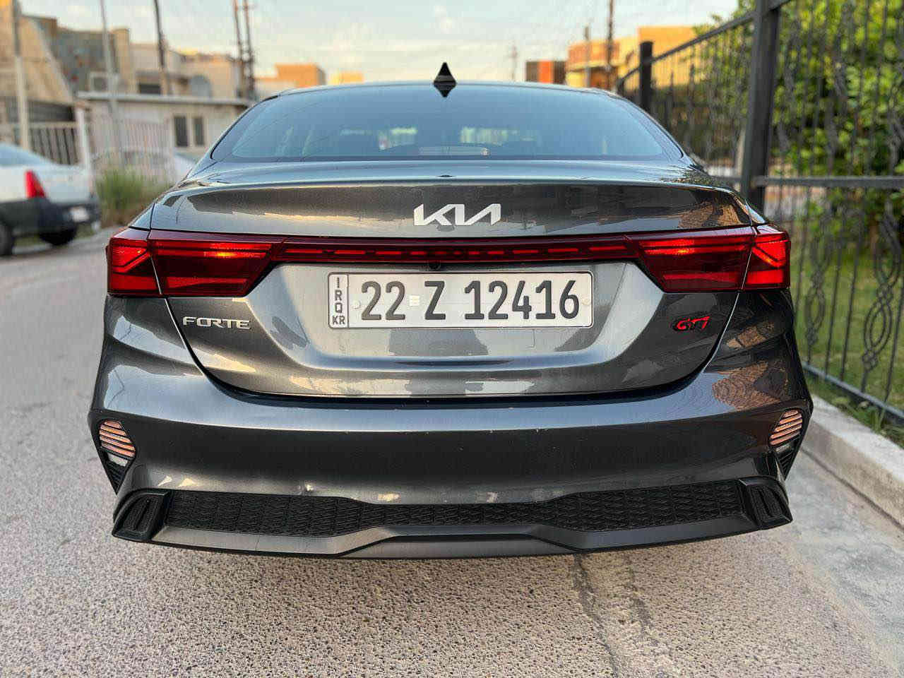 سلام عليكم
 عندي كيا فورتي 2022 وارد امريكي
فحص وهزه جديد سنويه جديده
صور الحادث مرفقة بالمنشور
مواصفات
تحكم ستيرن
شاشة كبيرة 
مكينه 2000 دوش
كامره خلفي
حساس اطارات
تخم تاير جديد
كشنات مخمل 
تحديد مسار 
رادار امامي 
دهن فلاتر جديد
ادامه للسياره كامله مسويها 
السيارة جاهزة وما بيها اي نقص 
السعر ١٥٢ وبي  مجال بسيط 
العنوان بغداد صالحيه 
*********** بغداد, العراق
