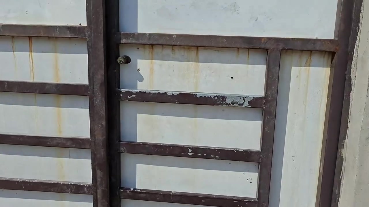 سلام عليكم بيت للبيع 200 متر الواجهه 10 ولنزال 20البيت يحتوي على غرفه اومطبخ اوصاله اكبار السقف سندويج جديد العنوان مدينه الصدر حي طارق شارع القديم قرب السيطره الثانيه حي الامير السعر 33 اوبي مجال بسيط الاستفسار على هاذا الرقم ***********
