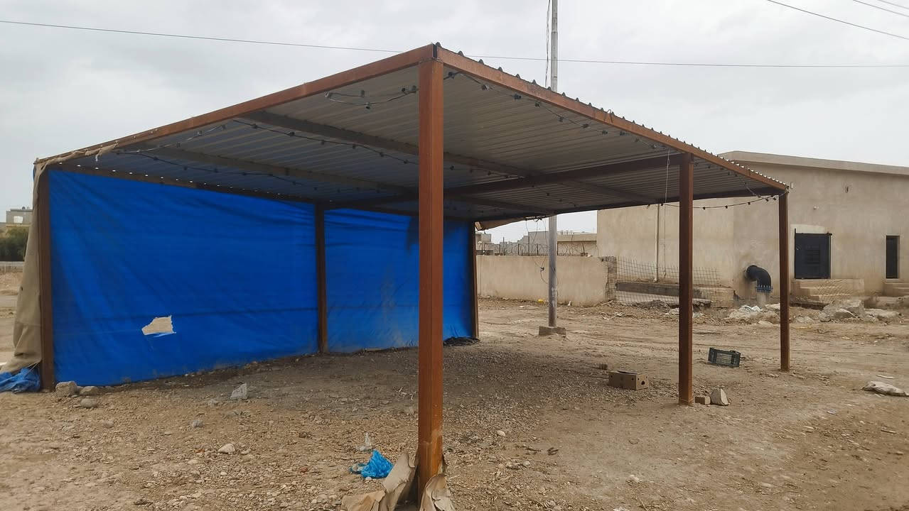 سقيفة للبيع شغلهة مرتب كلش
الارتفاع 3 متر 
الطول 8 متر 
العرض 6 متر 
السعر 500 الف 
📞 ***********
📞 ***********
