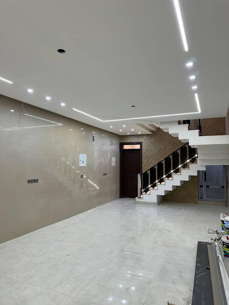 دار حديث للبيع 2026 – مساحة 154 م²

الموقع حي القاهرة الضباط محلة 307

• الواجهة 5.15

• 4 غرف نوم سويت (حمّام لكل غرفة)

• صالة + هول واسع

• حمّام ضيوف

• مطبخ

• كراج

للاتصال: ***********

الموقع: الشارع المقابل لمول القاهرة – خلف جامعة الصادق

https://maps.google.com/?q=33.379349,44.396332
