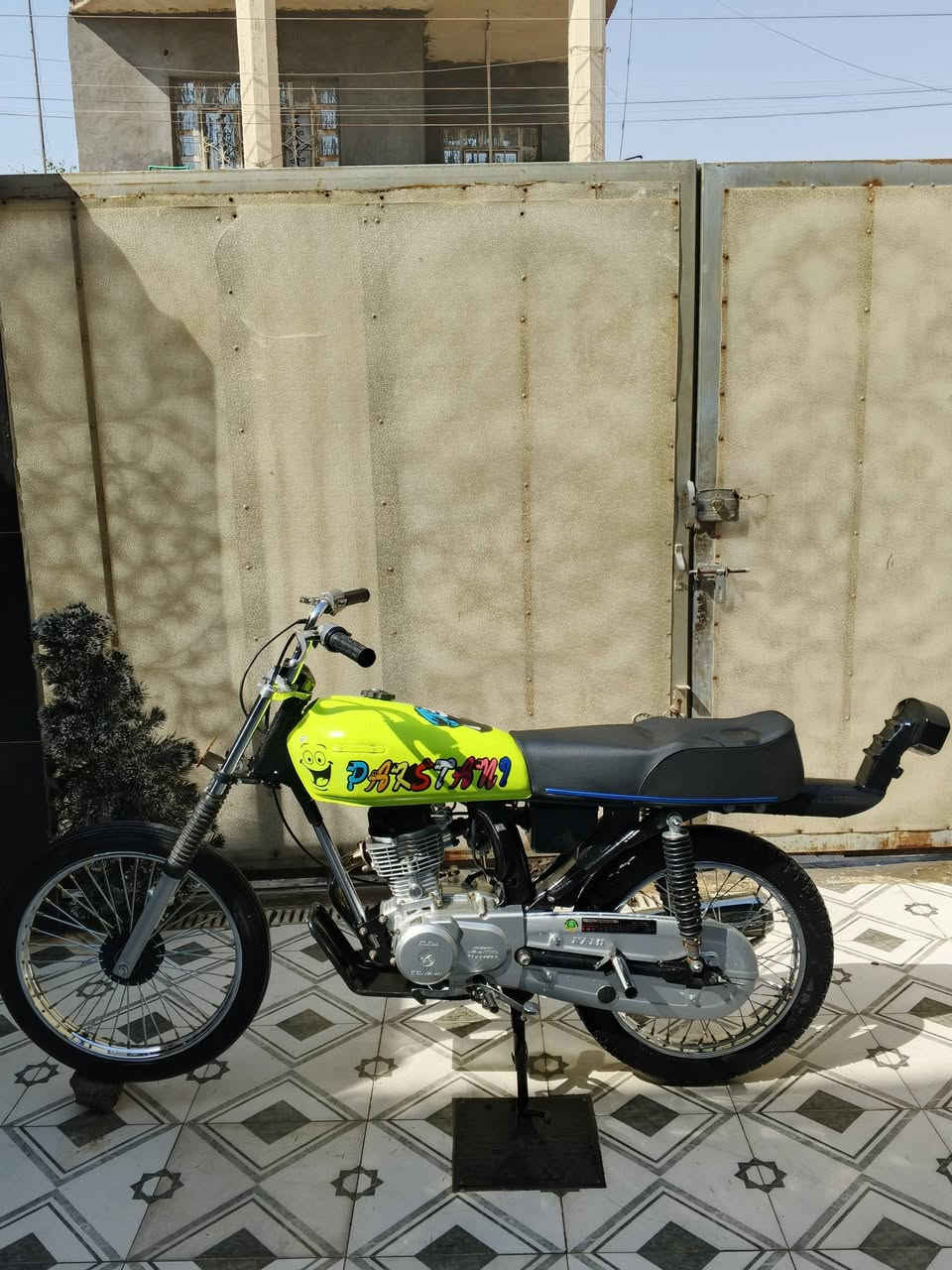 سلام عليكم دراجه رقم وسنويه للبيع دراجه نضيفه شوفت عينك مكينه خير من الله دراجه ما عوزه شي مرتبه ع اخر حبه سنويه ل30 مكاني بصره تنومه *********** لمو شراي لا يراسل.
